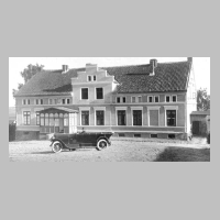 109-0026 Herr Porsch ca. 1927 im Auto vor seinem Haus.jpg